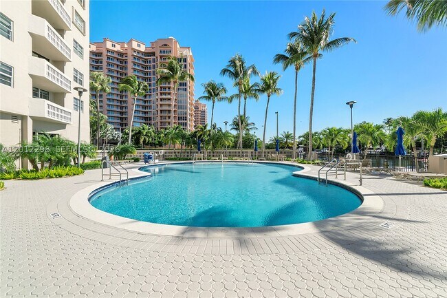 Foto del edificio - 90 Edgewater Dr