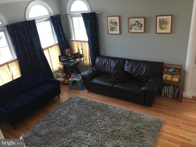 Main floor living area - 8706 Ramsey Ave