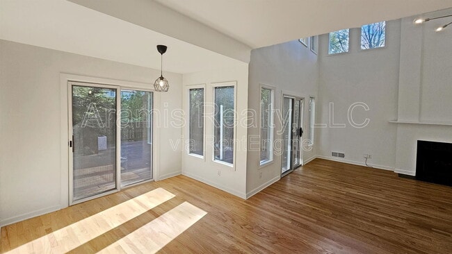 Building Photo - 1086 Pine Grove Ave NE