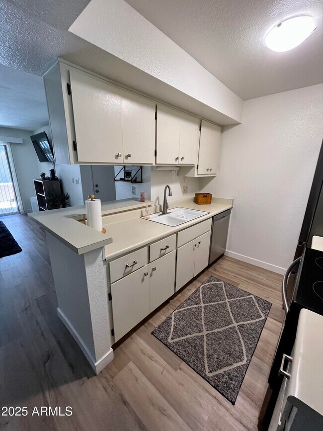 Foto del edificio - 4554 E Paradise Village Pkwy N