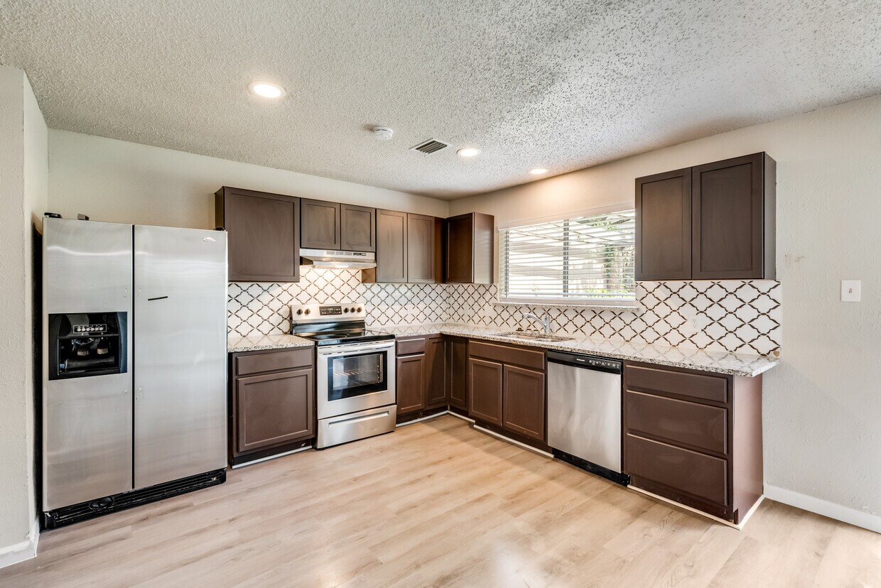 Primary Photo - 5500 Willow Cir