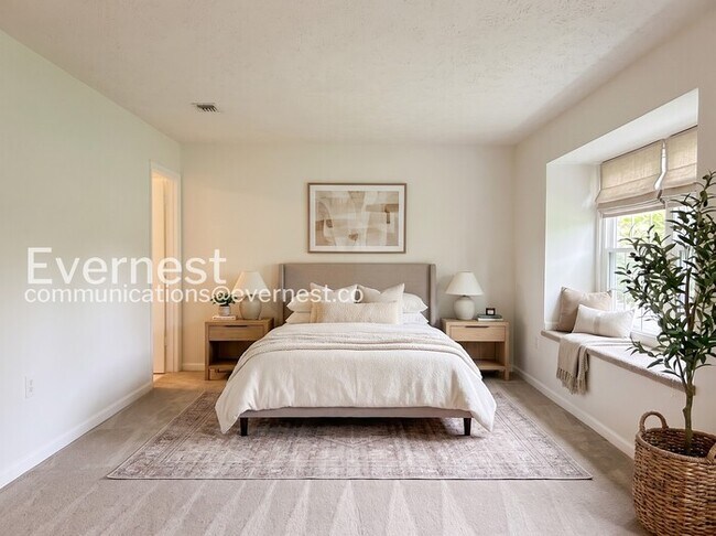 Building Photo - 3 Bed/2.5 Bath Townhome with Fenced Yard / Available Soon!
