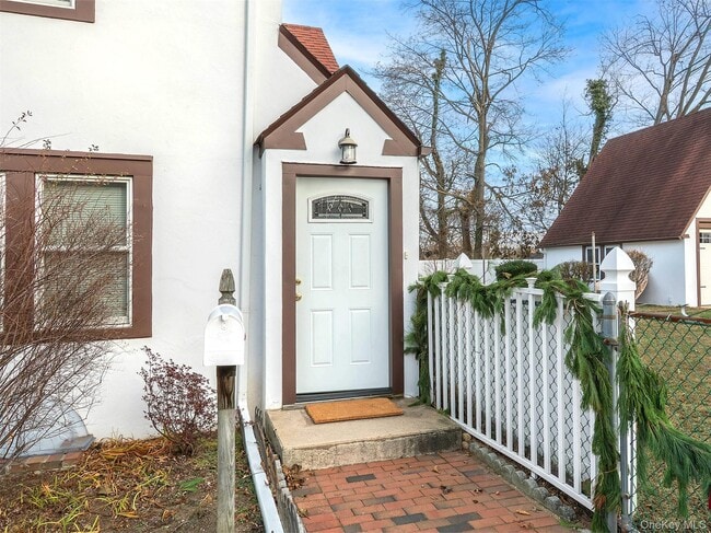 Building Photo - 118 McLoughlin St