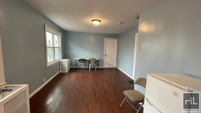 Building Photo - NEWLY RENOVATED VERY LARGE  AND BRIGHT 2  ...