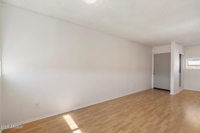 Building Photo - 2673 E Oakleaf Dr