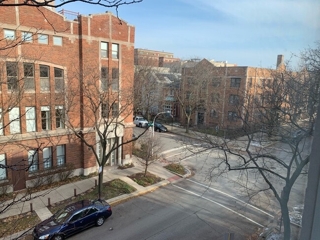 Building Photo - 1039 W Barry Ave