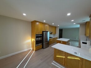 Building Photo - 985 Williams St