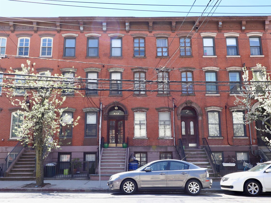 Primary Photo - 165 Grand St