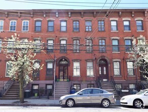 Building Photo - 165 Grand St