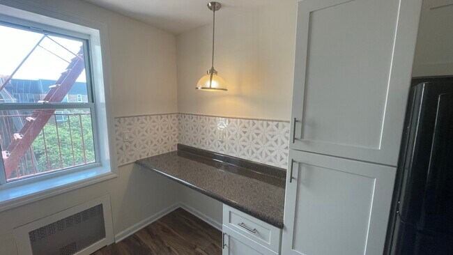 Building Photo - 3 Sadore Ln