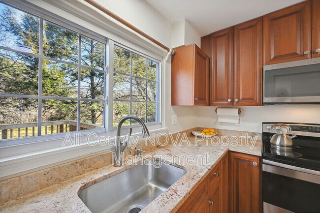 Building Photo - 12923 Kitchen House Way