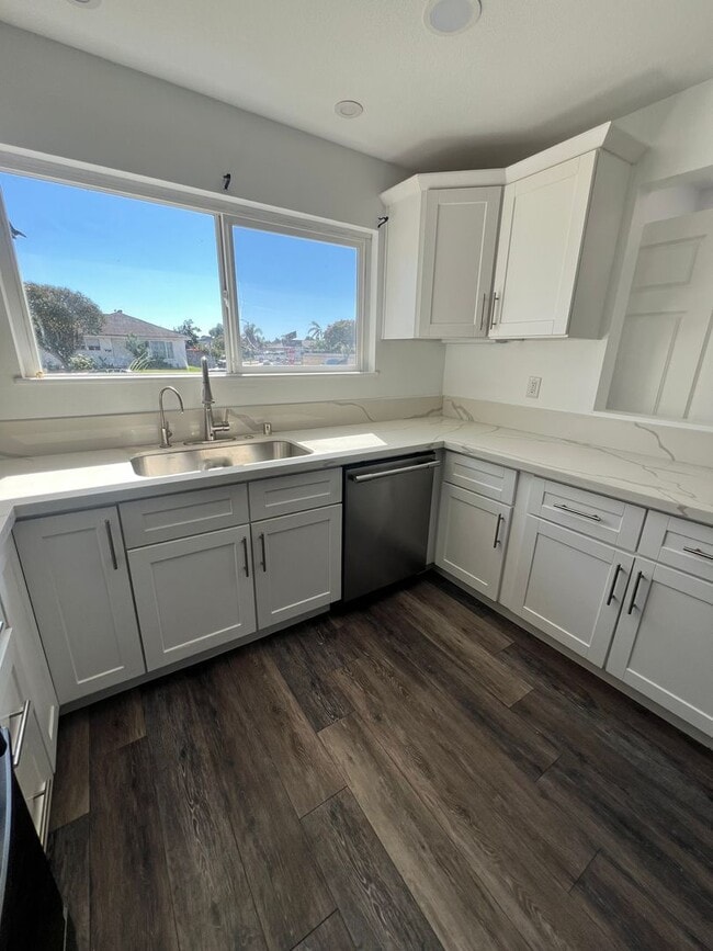 Building Photo - Oxnard - Four bedroom, two bathroom, singl...