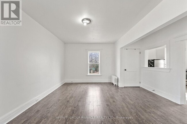 Building Photo - 255 Kent St W