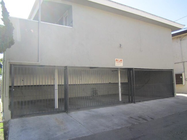 Building Photo - 2901 W Rosecrans Ave
