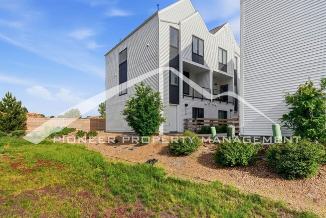 Spacious Townhouse with Central AC and 2-Car Garage - Spacious Townhouse with Central AC and 2-Car Garage