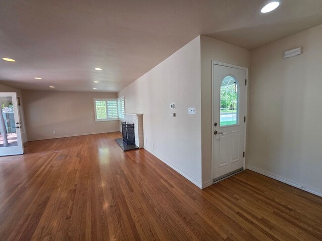 Building Photo - Home located in the heart of the college n...