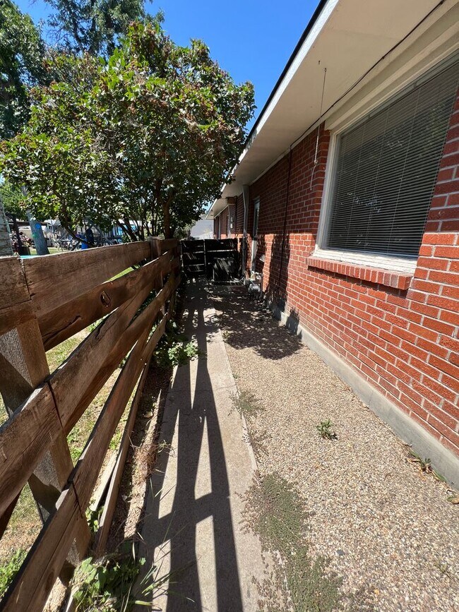 Building Photo - 1522-1524 E Linden St
