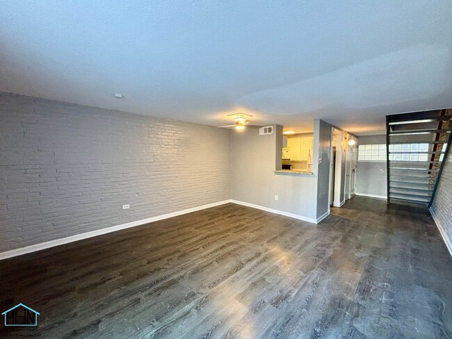 Building Photo - 2 bed/1 bath 2-story townhome w/patio in a...