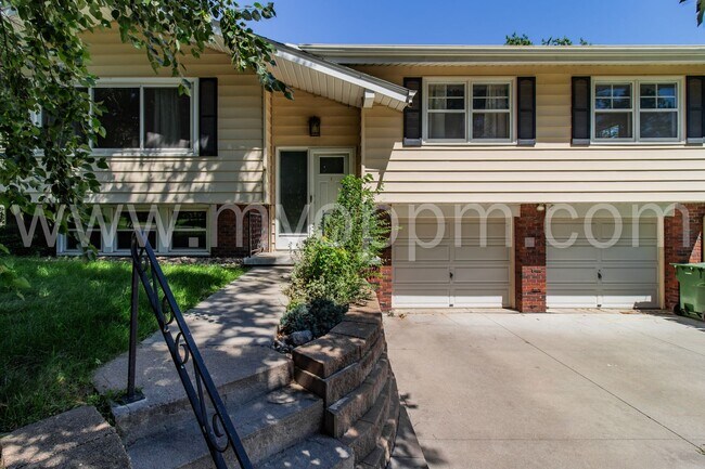 Building Photo - Stunning 3 Bedroom / 2.5 Bathroom | S. 48t...