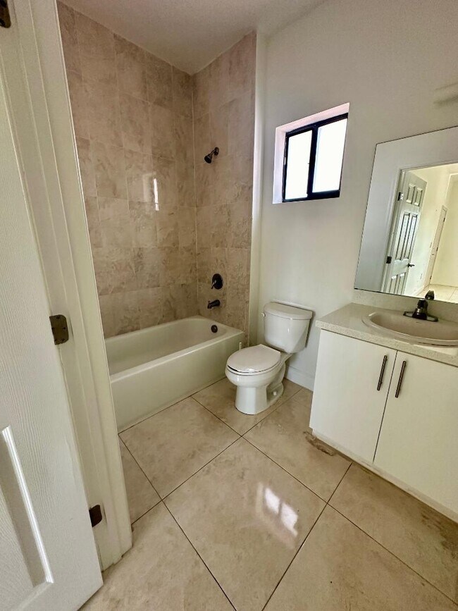 Foto del edificio - 241 E 6th St