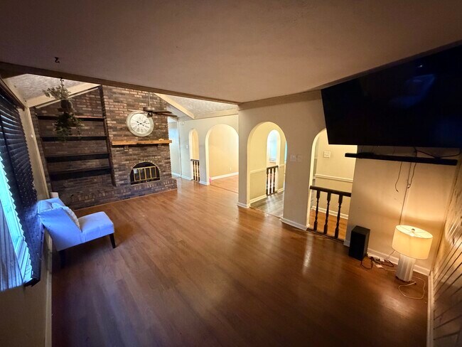 Foto del edificio - 548 Queenswood Dr