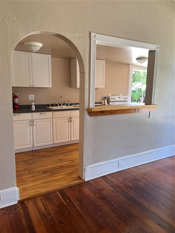 Building Photo - 221 SE Sanchez Ave