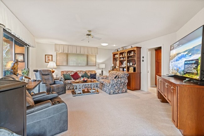 Foto del edificio - Breathtaking Views & Luxurious Furnished Rental in Oakmont's 55+ Community!