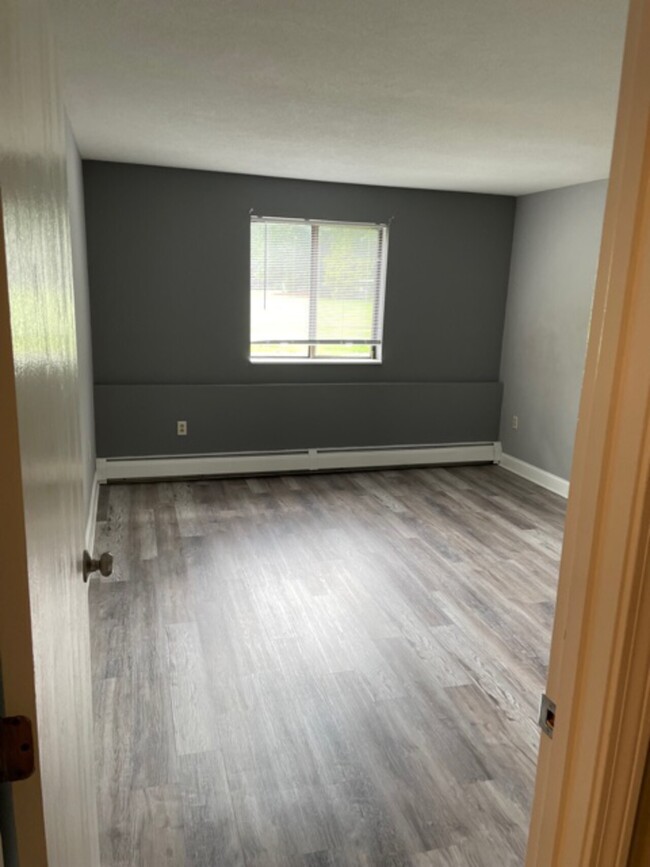 Building Photo - BR - 1425 Bodwell 3