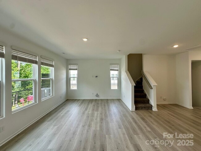 Building Photo - 1556 Blanche St