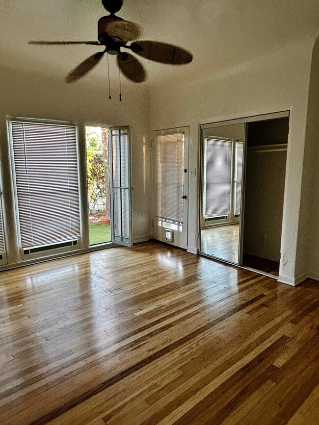Building Photo - 806 N Poinsettia Pl