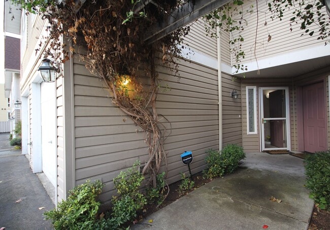 Building Photo - Urban Townhouse Overlooking Judkins Park