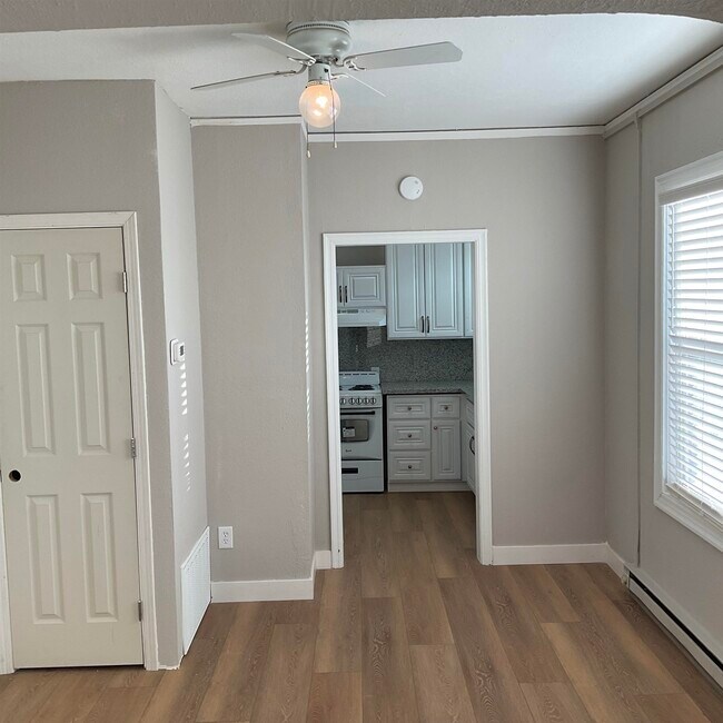 Building Photo - 618 W 7th St