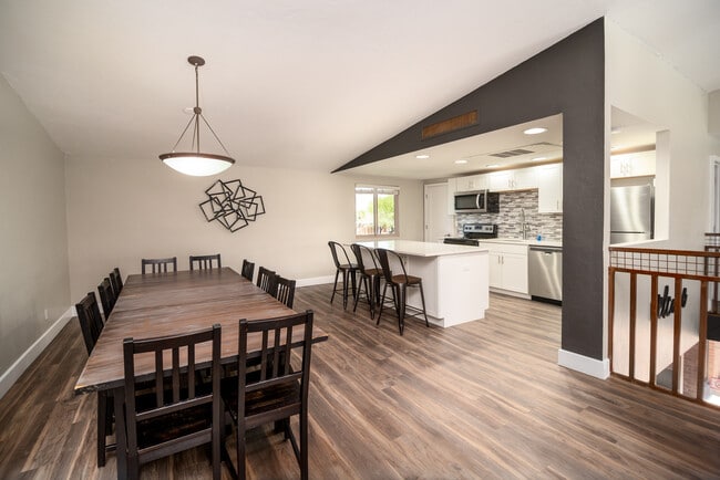 Building Photo - The Lakes