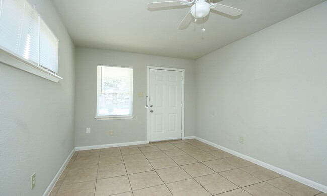 Building Photo - Move-in Ready! 2 bed 1 bath in South East ...