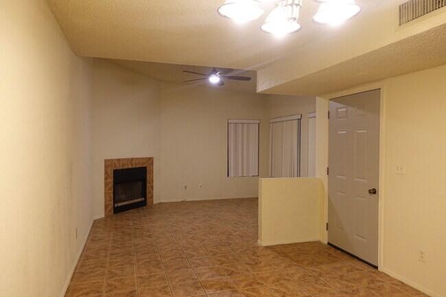 Foto del edificio - 2569 N Palo Santo Dr