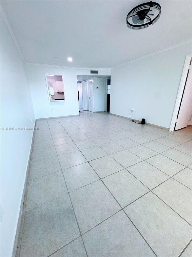 Foto del edificio - 8110 Sunrise Lakes Blvd