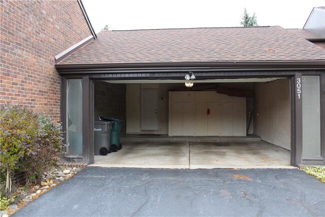 Building Photo - 3051 Lindenwood Dr