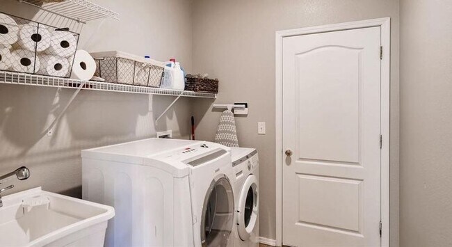 Foto del edificio - 6 month lease available! D20 5bdrm Home on...