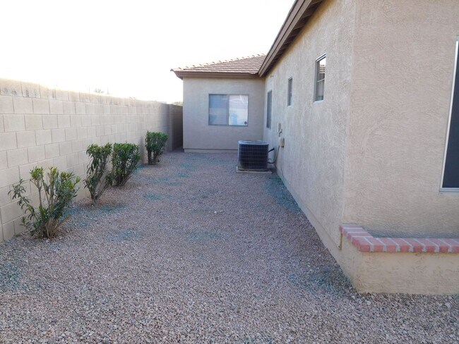 Building Photo - Welcome to this charming 3 bedroom, 2 bath...