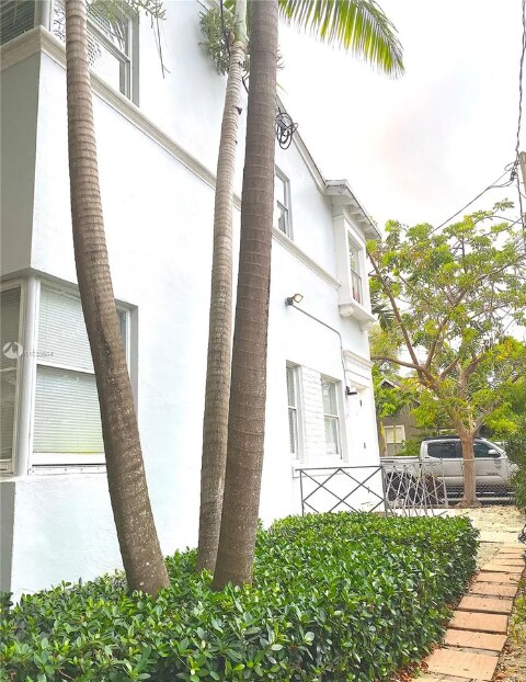 Foto del edificio - 690 NE 61st St