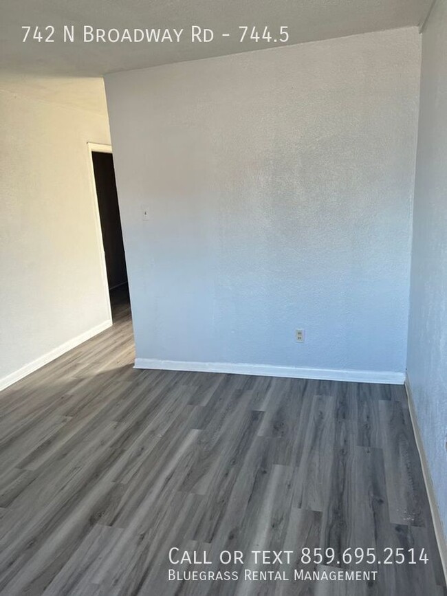 Building Photo - Efficiency Apartment Lexington!!