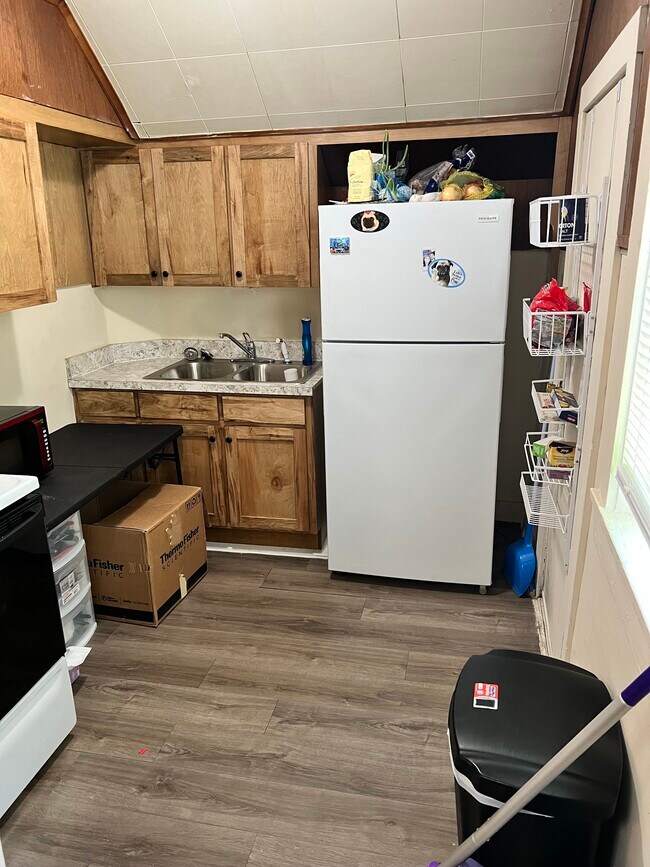 Cocina - 913 W High St