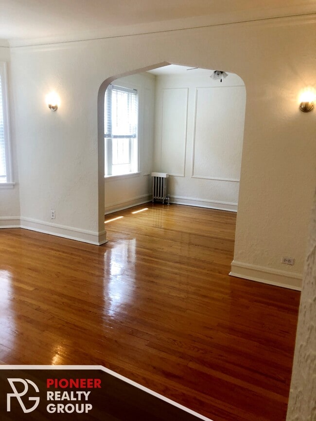 Building Photo - 4237 N Hermitage Ave