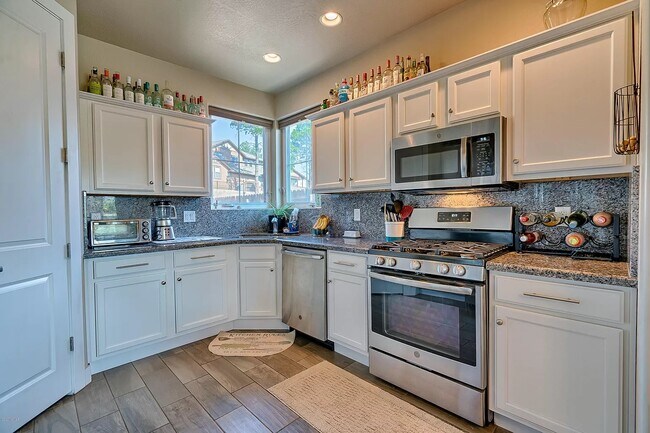 Building Photo - 2556 W Clement Cir