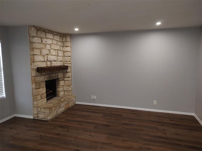 Building Photo - 2200 Leah Cove
