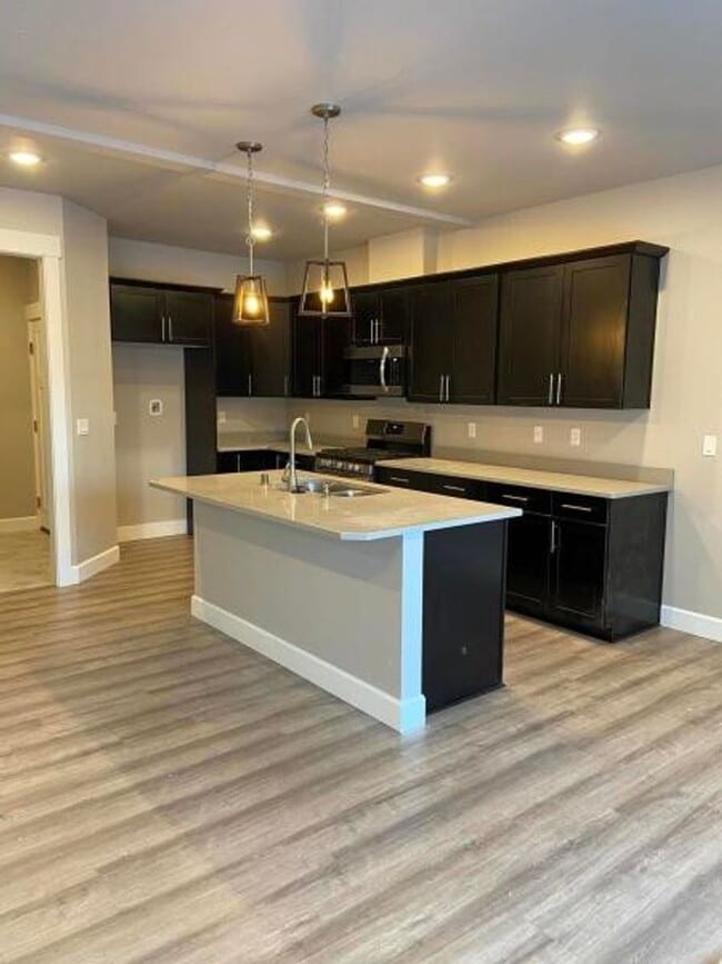 Building Photo - South Anchorage 3 Bedroom Duplex!