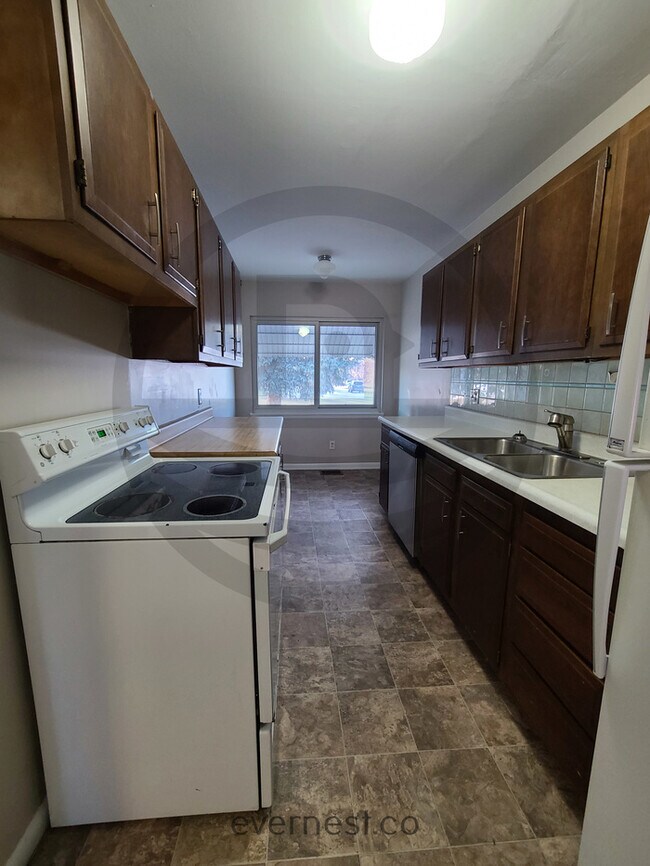 Building Photo - 2806 S Dahlia St