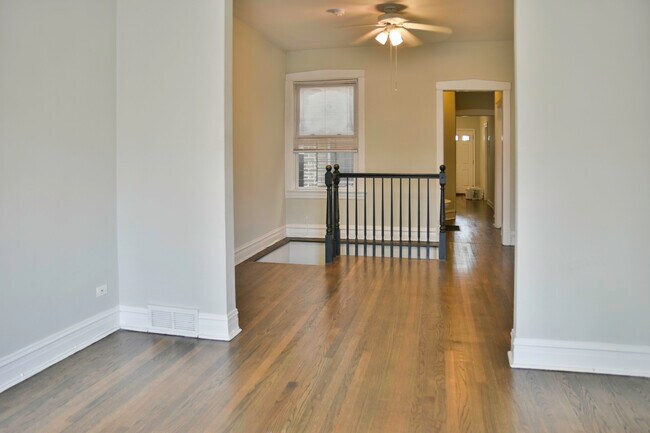 Photo - 1460 W Grace St Apartments