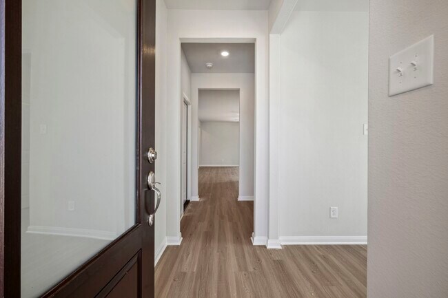 Foto del edificio - 335 Kingston Wy