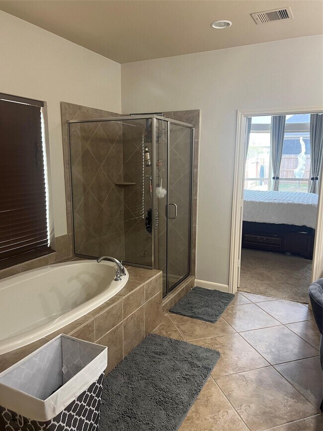 Principle bathroom with separate soak tub and shower - 13419 Breakwater Path Loop